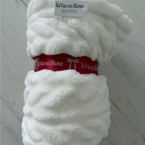La Vie En Rose cozy fluffy throw blanket